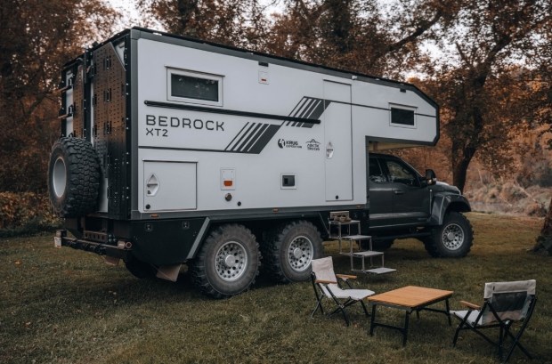 Ford F-550 превратили в шестиколесный внедорожный автодом премиум-класса (фото)