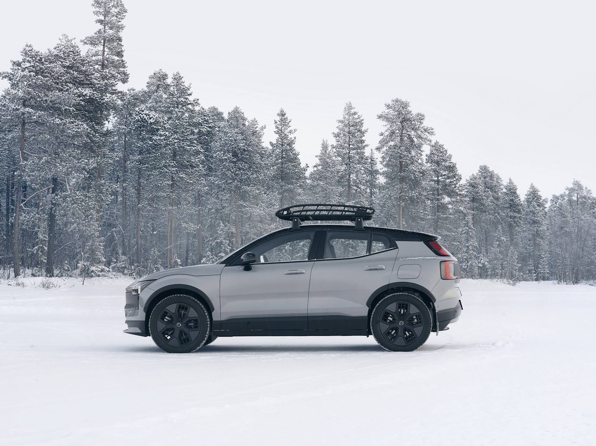 Новый электрокроссовер Volvo EX30 Cross Country выходит на украинский рынок: мощность, проходимость и стиль (фото)