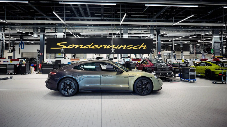 Porsche целый год создавала краску, позволяющую менять цвет. Представлен Taycan Turbo S Celestial Jade