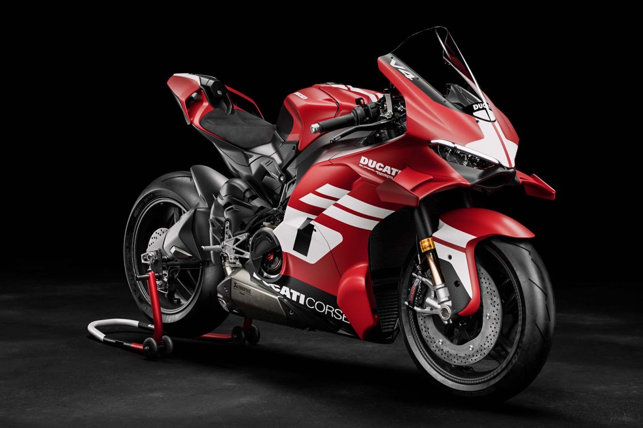 https://www.motorrad-magazin.at/frontend/kunden/motorrad-magazin.at/uploads/tbl_artikel_bloecke/cfg_mupl_Bilder/30538/1280x0/MY27_SUPERLEGGERA_V4_CENTENARIO_STUDIO_8.jpg