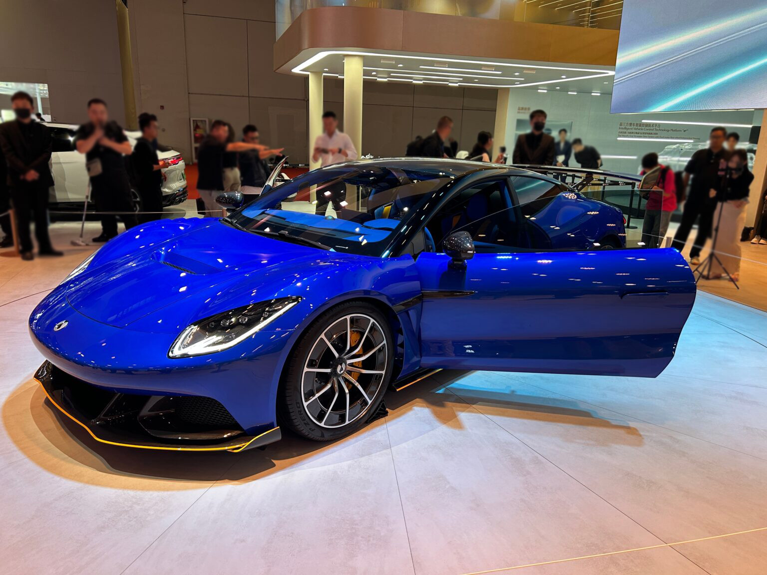 Denza Z: BYD's new electric coupe that challenges the Porsche 911 — premiere in Shanghai