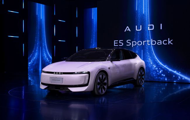 С революционной эмблемой: Audi показал новый мощный универсал на электротяге