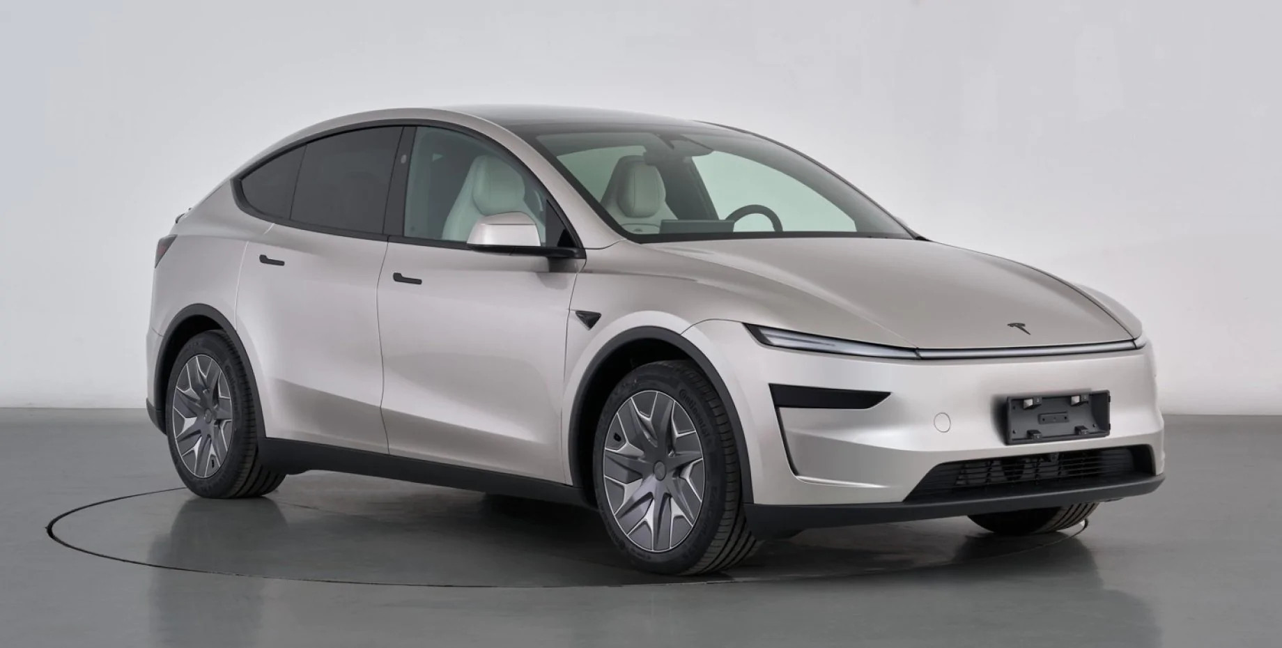 The new 2025 Tesla Model Y L: a stretched electric crossover with three rows of seats and 456 hp