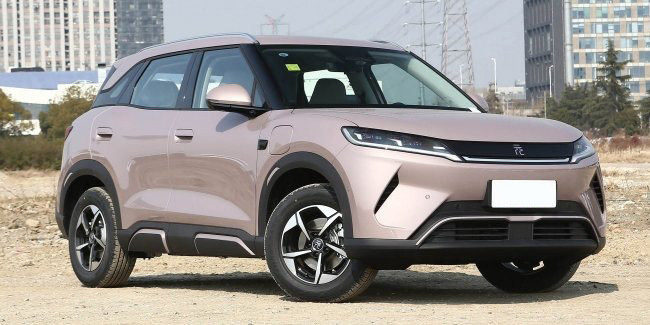 BYD Yuan UP — the most affordable electric crossover of 2025 with a 300 km range