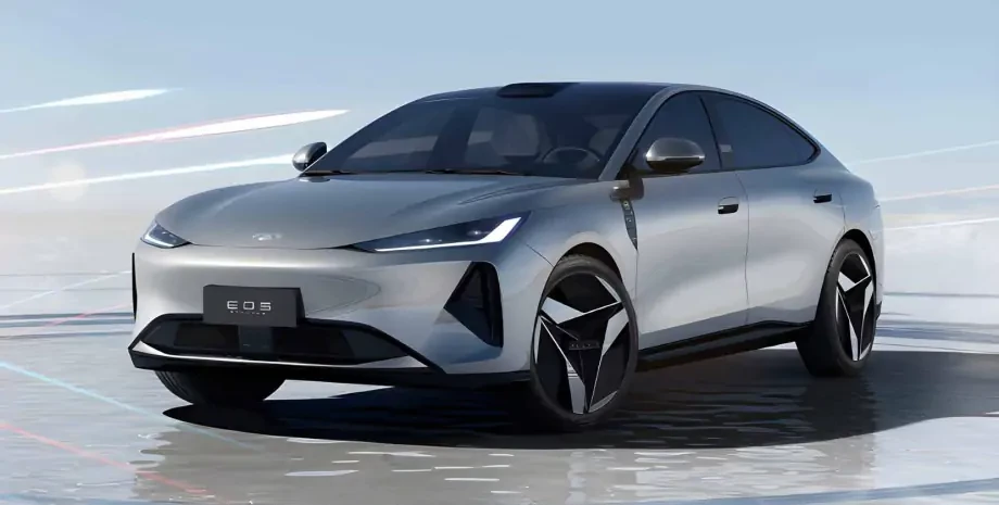 Новый электромобиль от Chery может стать конкурентом Tesla Model 3, предлагая цену на уровне «Дастера»