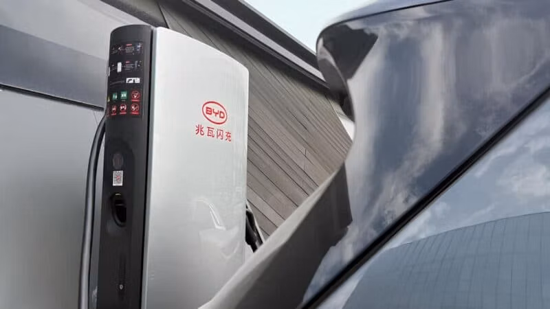 BYD's world-first megawatt charging stations: 2 km per second of charging and 1,000 V