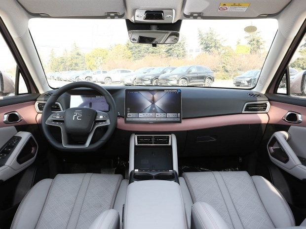 BYD Yuan UP — the most affordable electric crossover of 2025 with a 300 km range