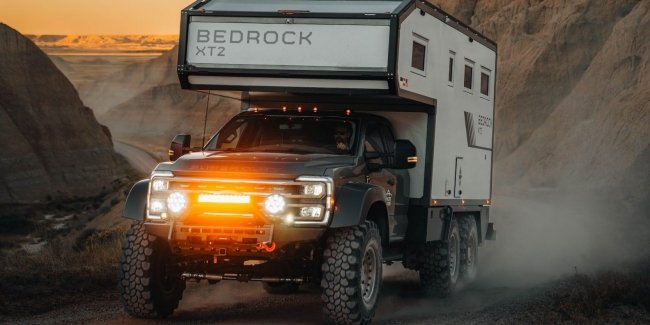 Ford F-550 превратили в шестиколесный внедорожный автодом премиум-класса (фото)