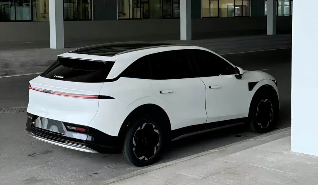 Geely Zeekr 7X замечен на улице перед запуском в продажу