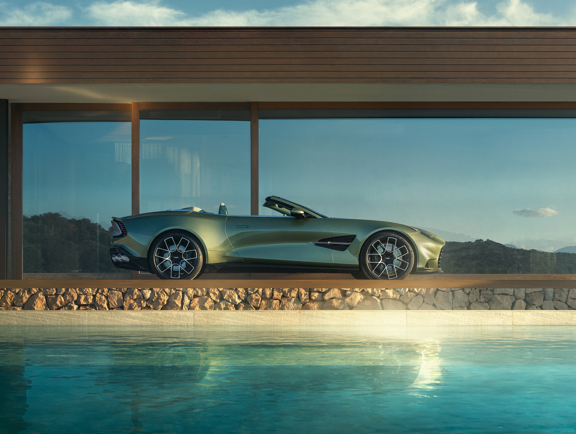 Aston Martin Vanquish 2025, Aston Martin Vanquish Volante, суперкар Aston Martin, кабриолет Aston Martin