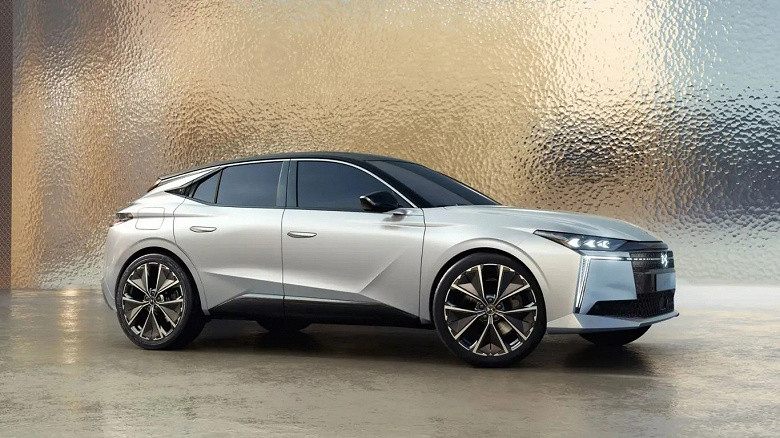 The updated DS No. 4: a premium Citroën hatchback with ChatGPT, an electric version and a new design