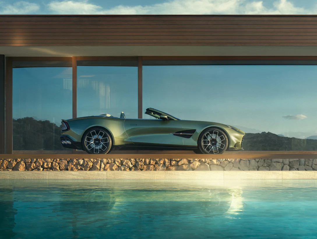 Aston Martin Vanquish Volante: the world's fastest convertible with 835 hp and 0–100 km/h in 3.4 seconds