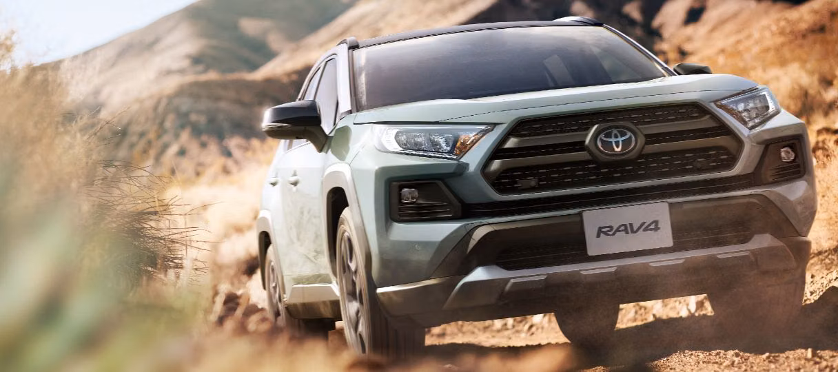Toyota RAV4 2025: повний привід у всіх версіях, нові технології та три варіанти двигунів