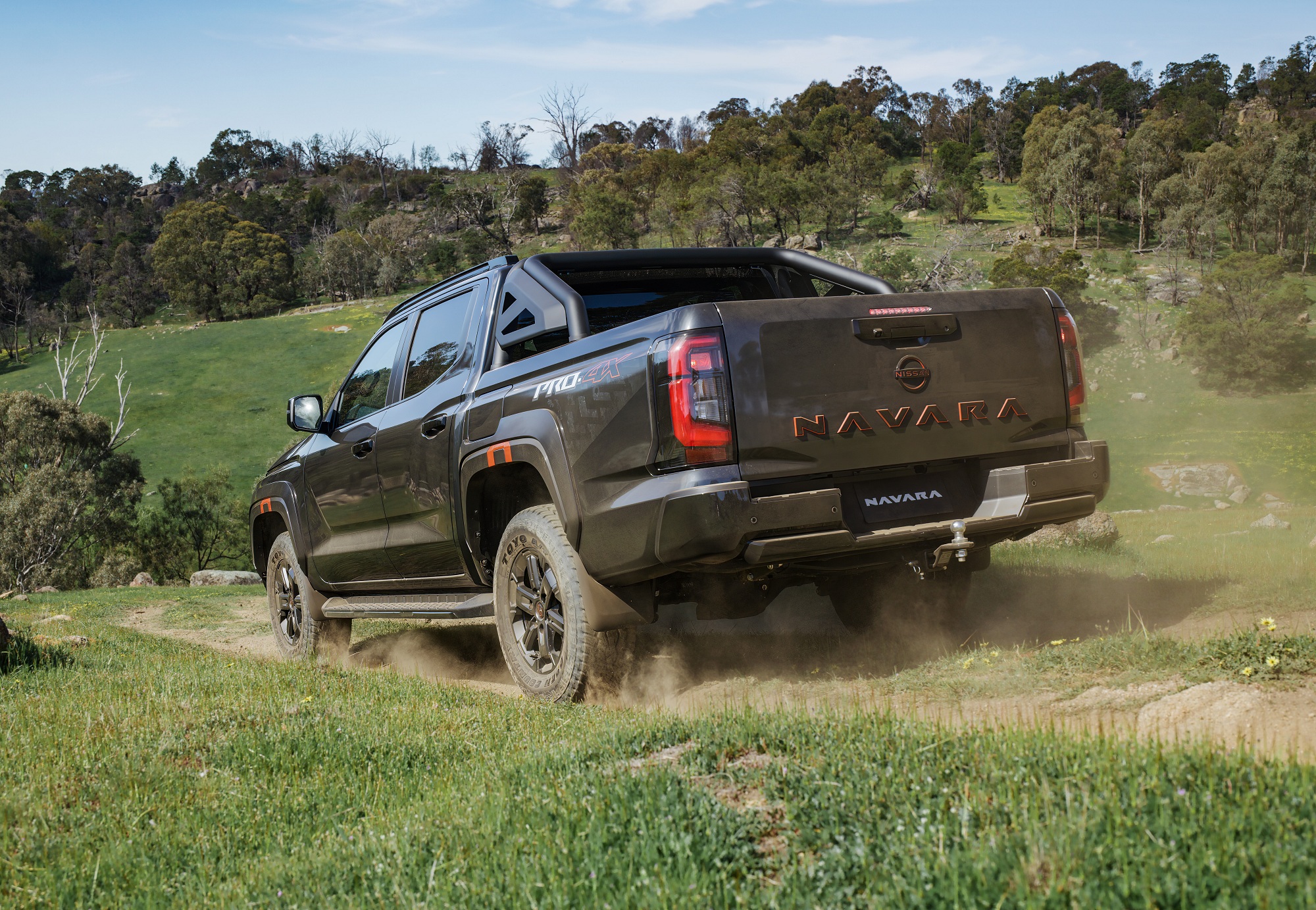 The Nissan Navara 2026 officially unveiled: a new body-on-frame pickup based on the Mitsubishi L200, design, specs and photos
