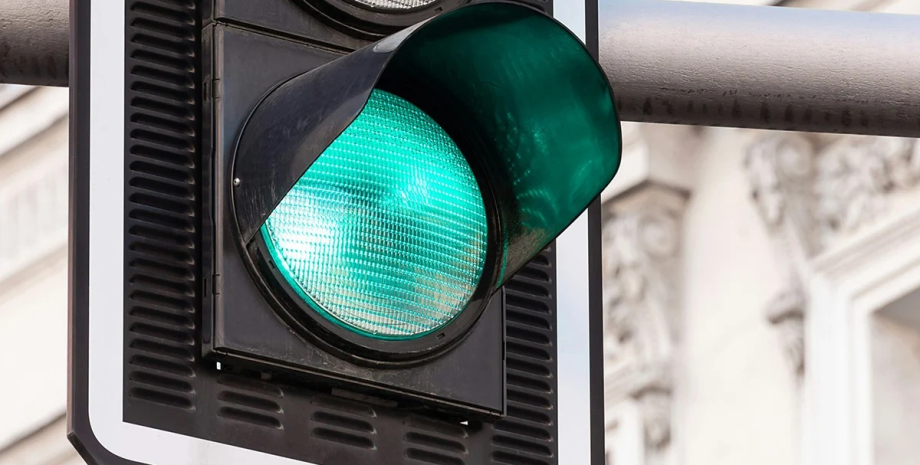 From May 1, 2025, new rules take effect in Ukraine: 'emerald' traffic lights and petrol with alcohol