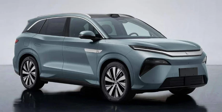 BYD представляє нові електромобілі з потужністю понад 1000 к.с.