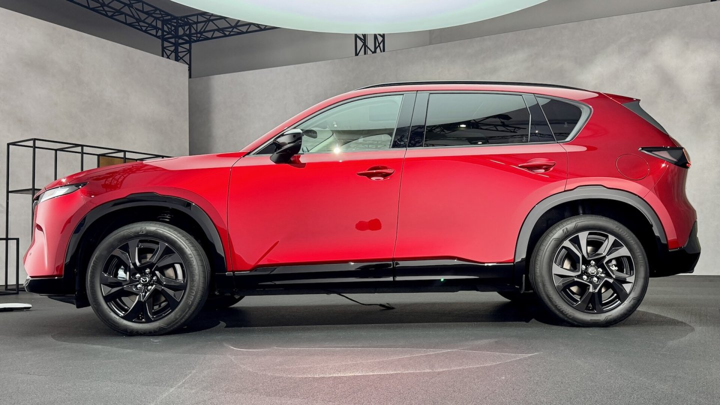 Mazda has unveiled the updated CX-5: new dimensions, an improved interior and a hybrid on the way