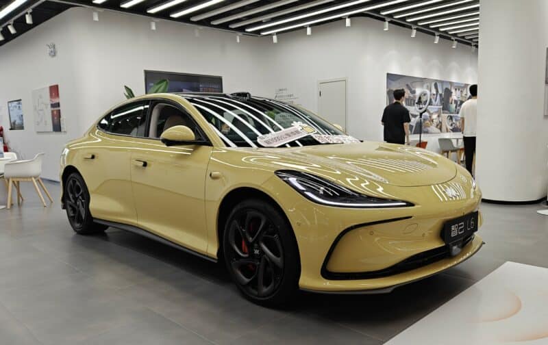Технологія паркування на узбіччі від IM Motors вражає уяву та демонструє передове цифрове шасі