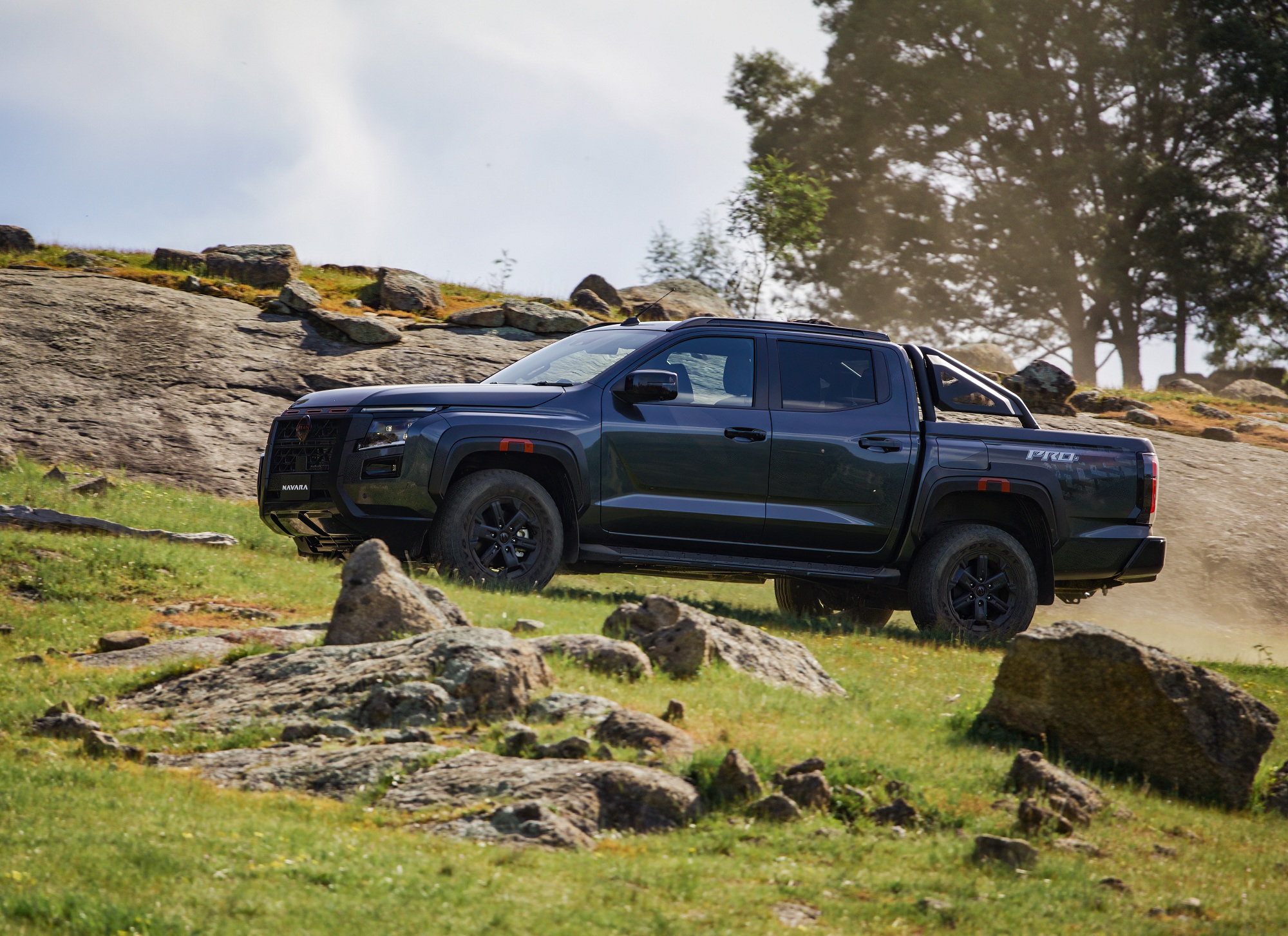 The Nissan Navara 2026 officially unveiled: a new body-on-frame pickup based on the Mitsubishi L200, design, specs and photos