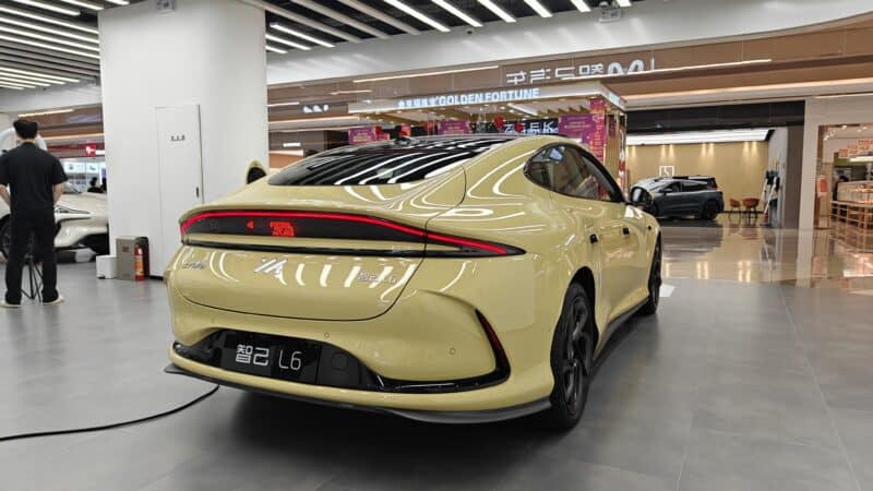 Технологія паркування на узбіччі від IM Motors вражає уяву та демонструє передове цифрове шасі