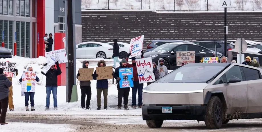 Масові протести проти Tesla у США: чому власники відмовляються від електрокарів