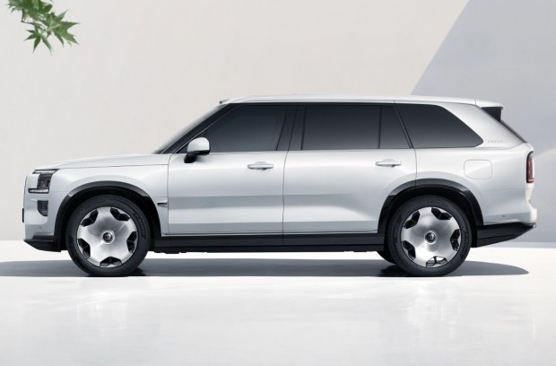 The flagship hybrid Zeekr 9X debuts in July: a 380 km range and up to 870 hp