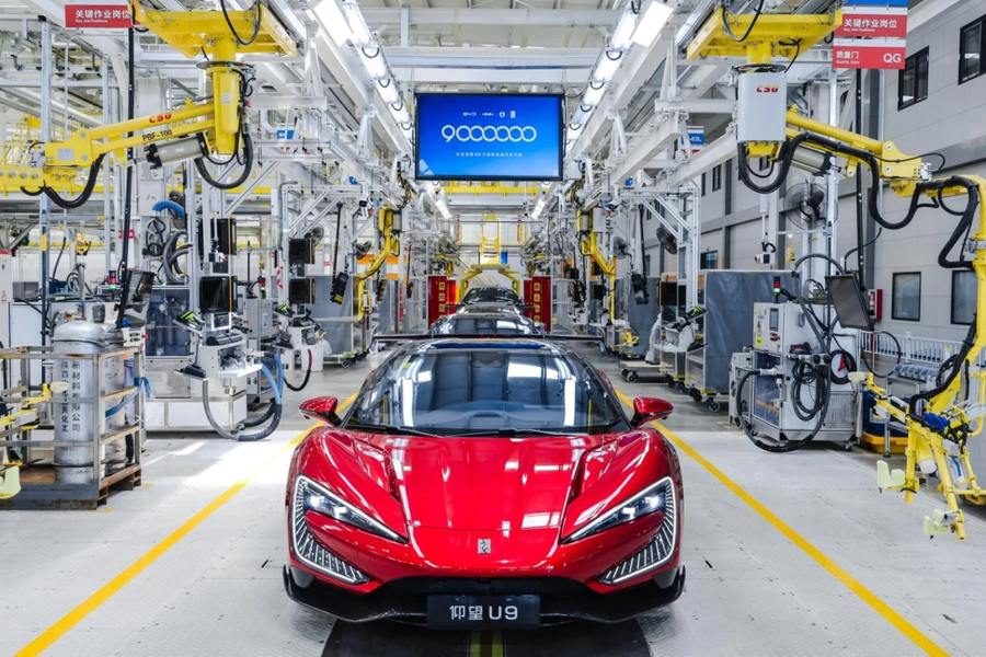 BYD випустила 9 мільйонів автомобілів на нових джерелах енергії і в даний час виробляє 12 000 машин щодня. Компанія продовжує збільшувати темпи виробництва.