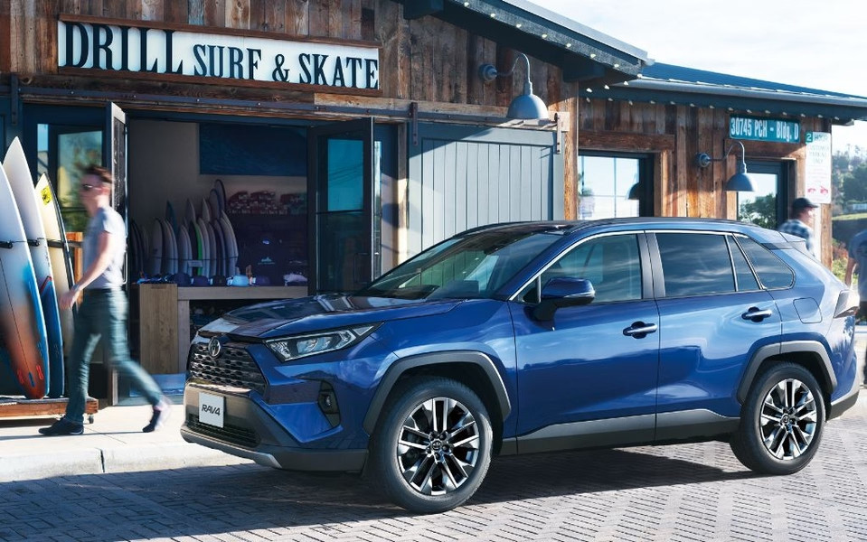 Toyota RAV4 2025: повний привід у всіх версіях, нові технології та три варіанти двигунів