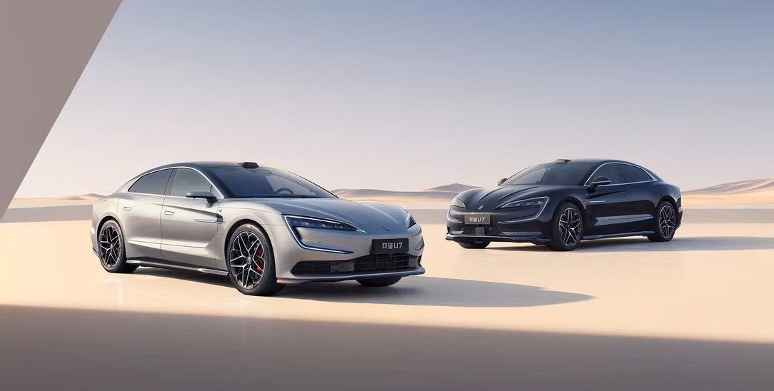 Преміальні седани Mercedes-Benz і BMW так не вміють. BYD показала можливості Yangwang U7 у нових роликах