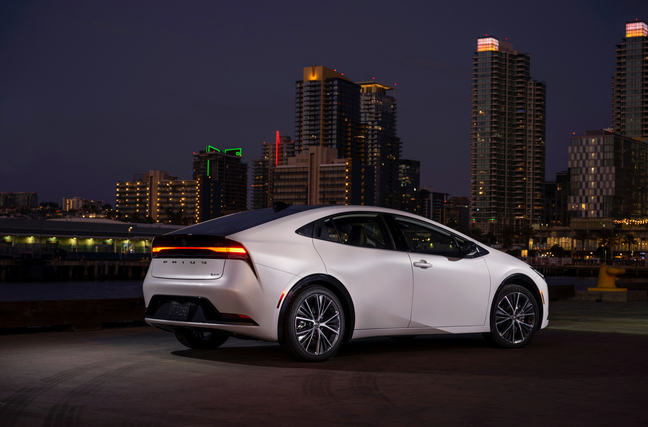 Это действительно инженерное достижение: новый Toyota Prius способен проехать до 1700 км на одном баке топлива с расходом всего 2,5 л на 100 км.