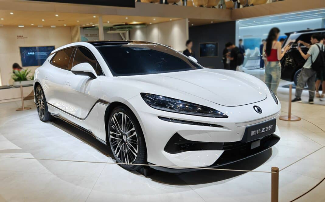 Мировая премьера Denza Z9 GT от BYD состоится 20 сентября. Автомобиль будет представлен в гибридной и электрической версиях.