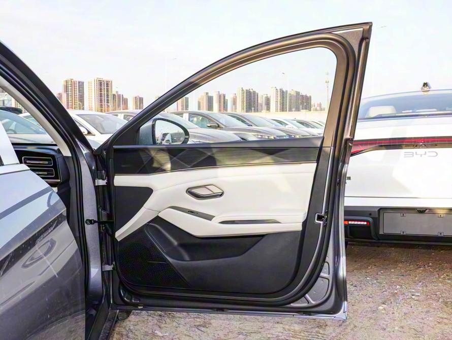 BYD Qin L 2025 DM-i Intelligent Driving BYD Qin L 2025 DM-i Intelligent Driving