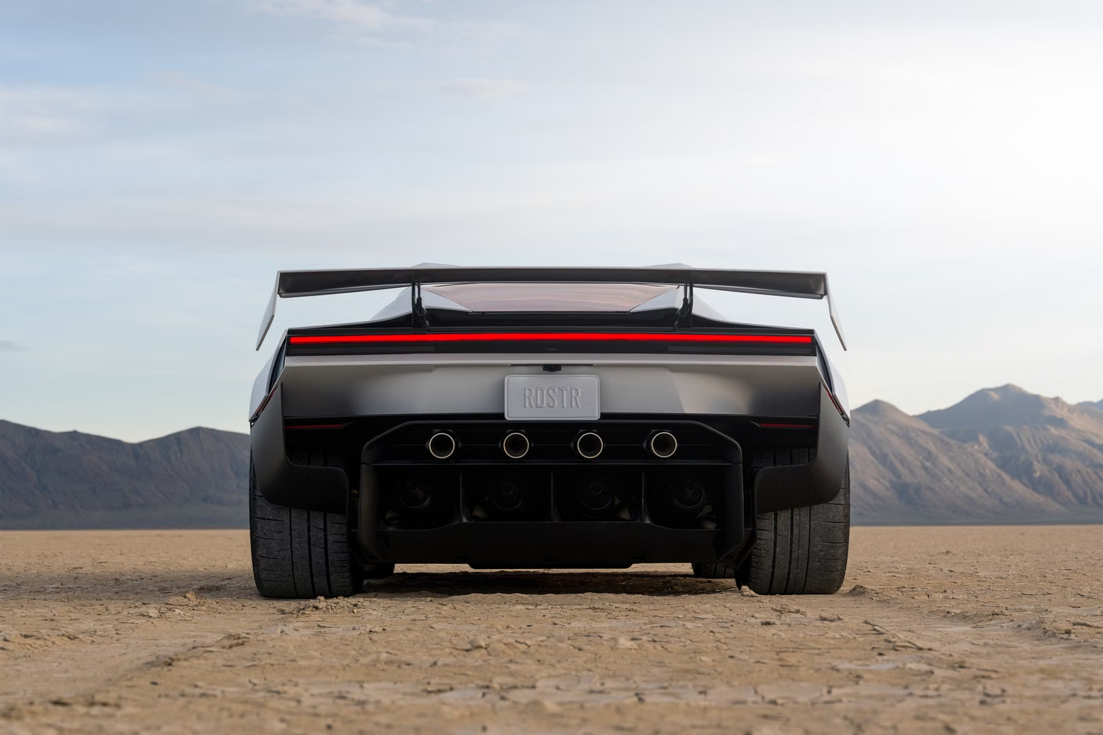 Tesla Roadster удивил публику: электроспорткар взлетел в воздух и разогнался до 100 км/ч за 0,81 секунды