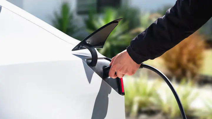Tesla оновила Model 3: більше потужності, новий екран і збільшений запас ходу